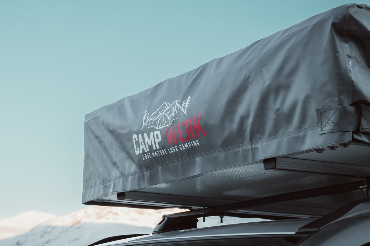 Drømmeagtigt: et tagtelt foran snedækkede bjerge om vinteren. Men hvis du ikke skal campere, bør du opbevare det korrekt