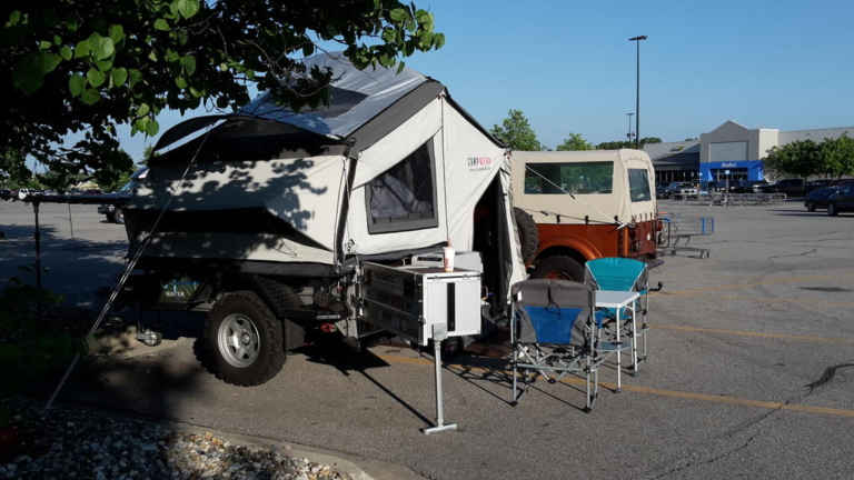 Det koster ikke noget at spørge: Med tilladelse kan man ofte bare stå på de enorme parkeringspladser ved de store supermarkedskæder...