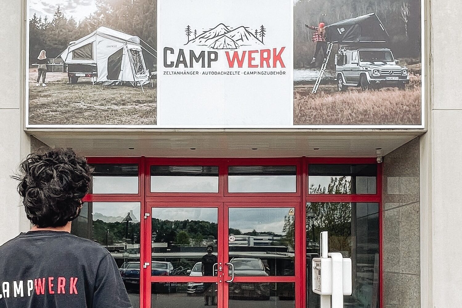 CAMPWERK fejrer nyåbning: En medarbejder står foran indgangen til det nye showroom i Velbert: Her åbnes den 22.6.202.3 fejrer