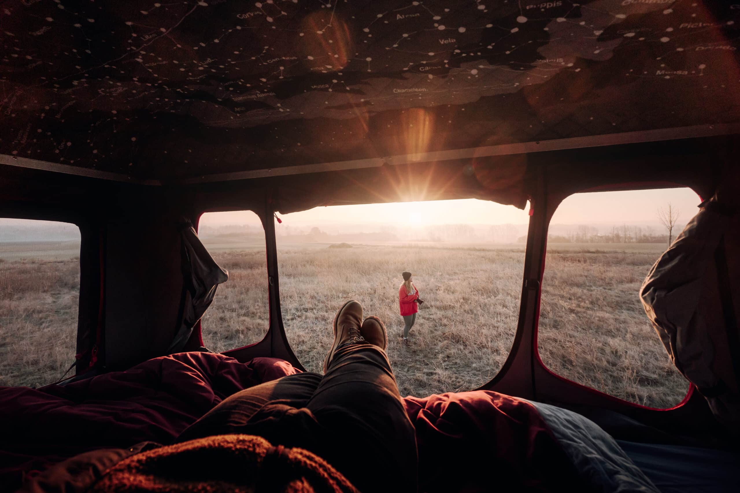 Udsigten indefra tagteltet afslører: Med de store vinduer er der intet, der står i vejen for en god udsigt. CAMPWERK_Good-Vibes-Hårdt-skal-tagtelt