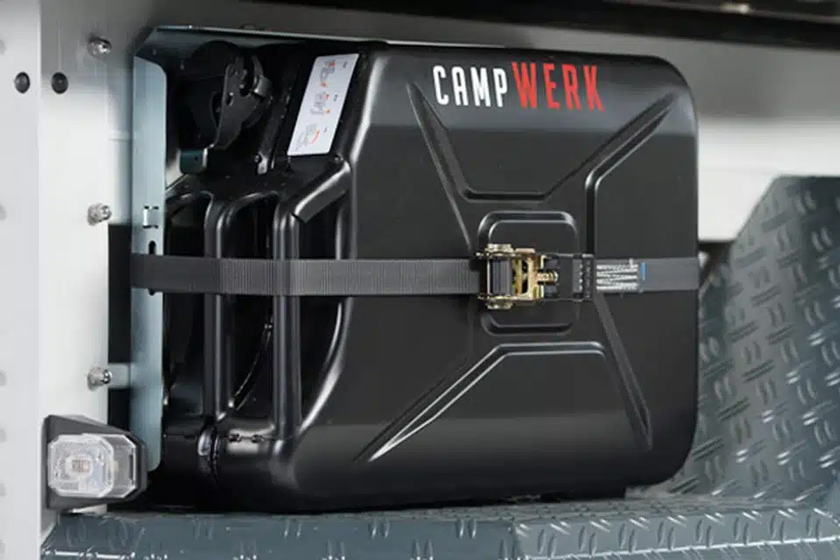 20 L dunk. Altid en reserve med på turen: Dette tilbehør er uundværligt – især ved rejser i områder med få tankstationer. Dunken, som fås til diesel, benzin eller brugsvand, fastgøres sikkert på siden af traileren med en holder.