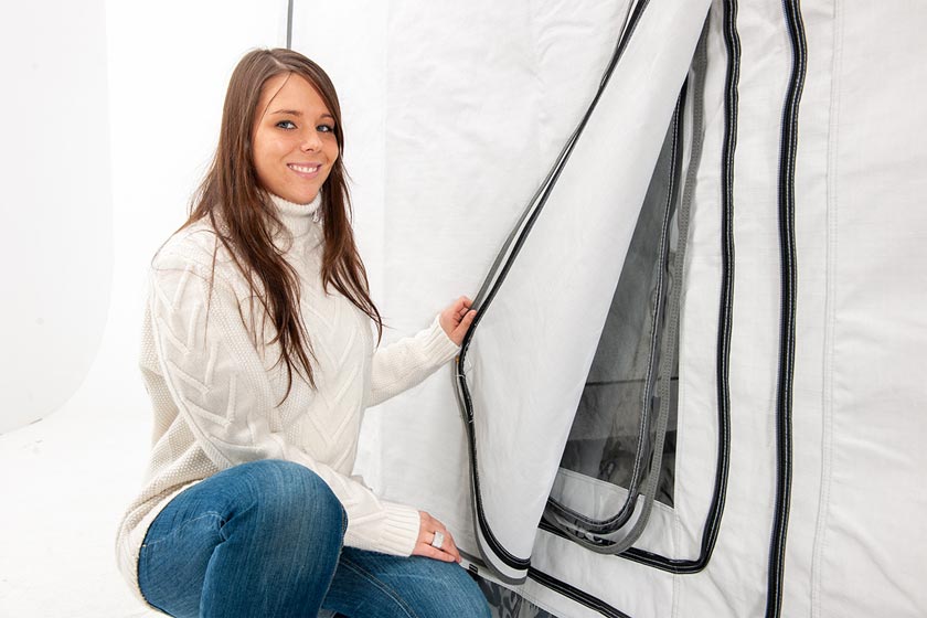 3-lags vinduer. Alle store vinduer i hovedteltet og tilbygningen har 3 lag: myggenet, gennemsigtig vinduesfolie og et uigennemsigtigt yderlag.