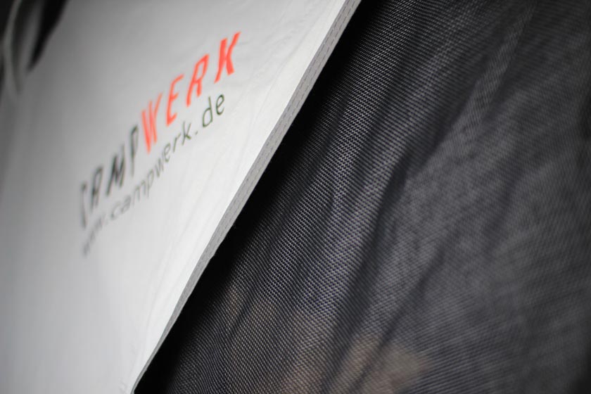 Myggebeskyttelse. Vi bruger et meget fint net på vinduerne, som holder selv de mindste insekter ude af teltet. Myggenettene i dørene er ekstra stærke for at kunne modstå øget belastning.