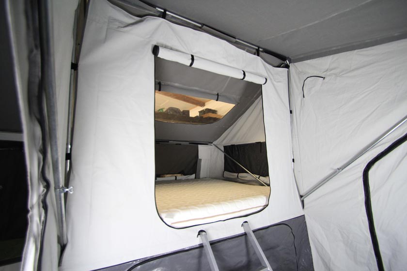 Soveskillevæg. Vi anbefaler denne rumdeler til soveområdet til alle vores kunder – som faldsikring og for at beskytte mod nysgerrige blikke, f.eks. hvis din camp-nabo er vågen længere end dig.