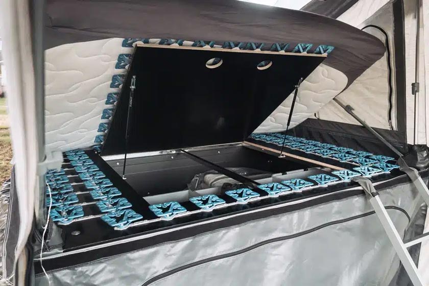 Rumdeler. For at give børn eller gæster deres eget område tilbyder CAMPWERK en eksklusiv rumdeler til FAMILY-telttraileren, som skaber et separat område på 220 × 180 cm i hovedteltet.