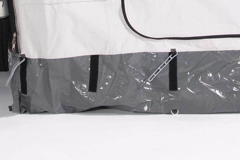 Fastsyet bund. Gulvet i hovedteltet er fastsyet til teltvæggene og danner en helt lukket enhed. Materialet er lavet af meget stærk PVC, som sikrer vandtæthed selv i dårligt vejr.