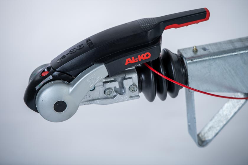 Slingrekobling. AL-KO kuglekoblinger med sikkerhedssystem reducerer svingningerne mellem trækkøretøj og trailer og sikrer dermed maksimal køresikkerhed. En rolig og afslappet kørsel er mulig, selv i kritiske situationer.