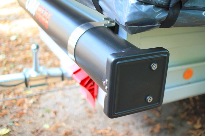 Transportør. Kender du det? Under pålæsning er stængerne altid i vejen. Med CAMPWERK transportørrøret ikke længere! Teltstænger og langt tilbehør opbevares nemt udenpå. Tilbagetrækningsskiven gør det let at få fat i selv små dele.