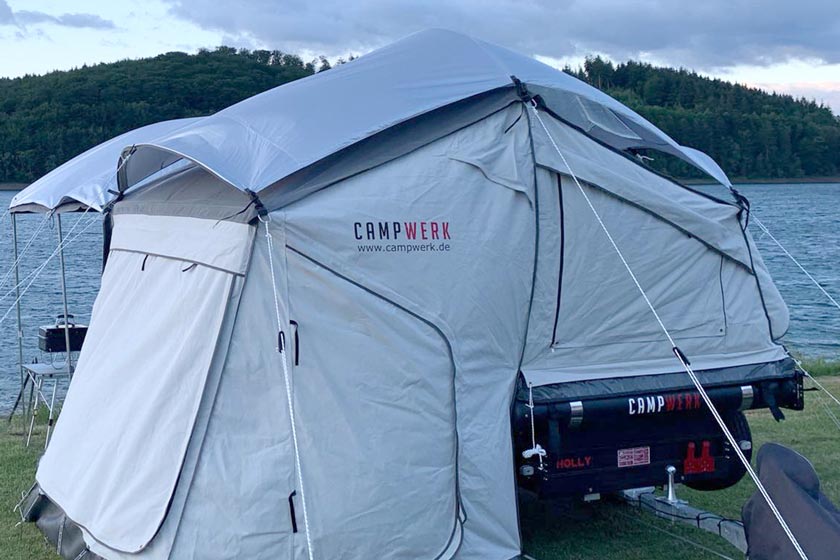 Tropetag. Fugleklatter og træharpiks kan beskadige teltdugen. Vores dobbelte tagkonstruktion beskytter effektivt og forbedrer indeklimaet på varme dage takket være den reflekterende belægning, der holder varmen ude.