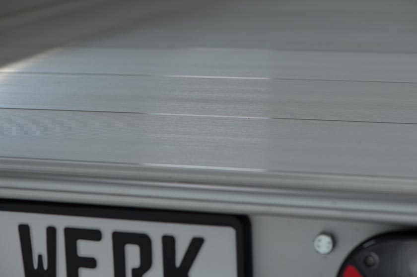 Fuldaluminiumsbund. Vores trailere er som standard udstyret med en skridsikker finerbund. Vi erstatter den gerne med en fuldaluminiumsbund, som er endnu mere robust og har en specielt skridsikker overflade.