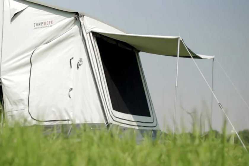 Vinduesåbningssæt. Med disse stænger kan de ydre vindueslag bruges som solsejl, hvilket giver ekstra skygge. Perfekt til at parkere cykler i tørvejr og få mere komfort og fleksibilitet på campingturen.