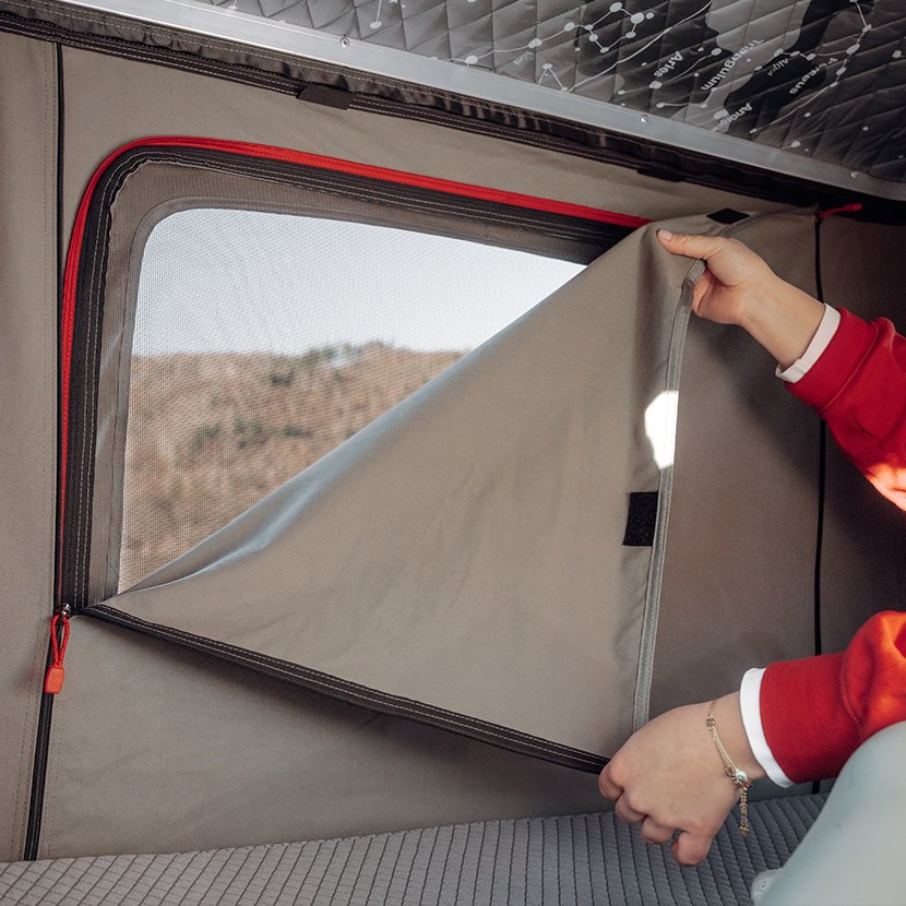 Langsovere. De store vinduer og indgange kan mørklægges helt. For mere lys kan du blot rulle stofbanerne sammen under vinduet.