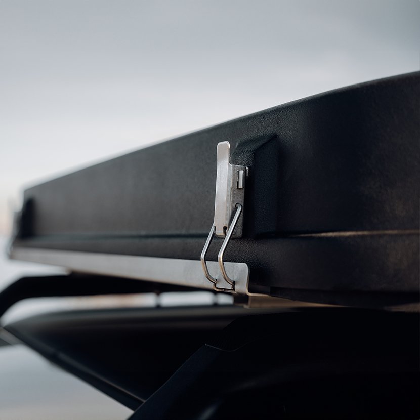 Rustfri stållåse med integreret vindafviser forbedrer aerodynamikken.