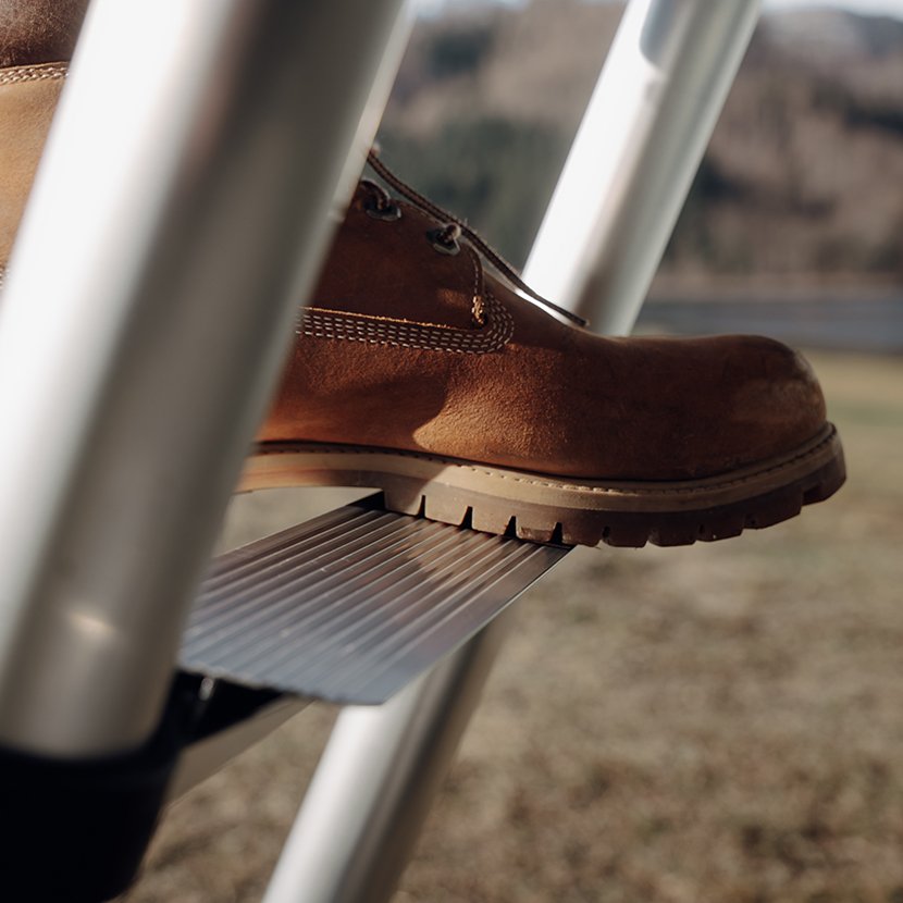 Komfort-trin. De dybe trin på Good Vibes stigen giver høj komfort. Den er pladsbesparende, let justerbar og passer ind i bilen eller tagteltet.