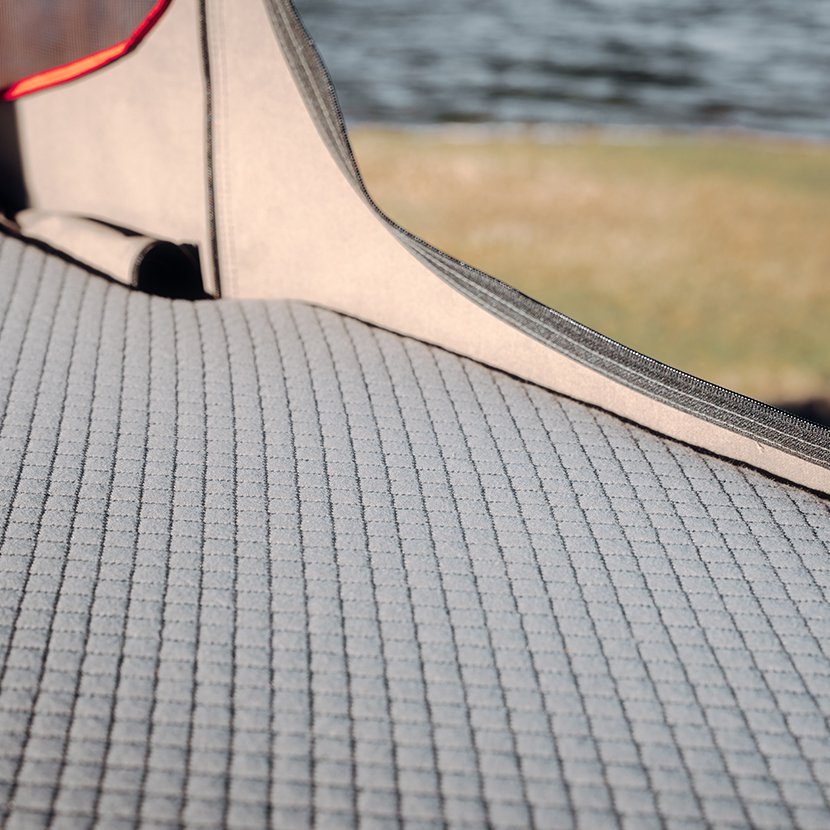 Varm og beskyttet. Den hårde skal over din soveplads giver optimal isolering. Det quiltede indvendige tag holder varmen inde i teltet og blokerer kulde udefra.