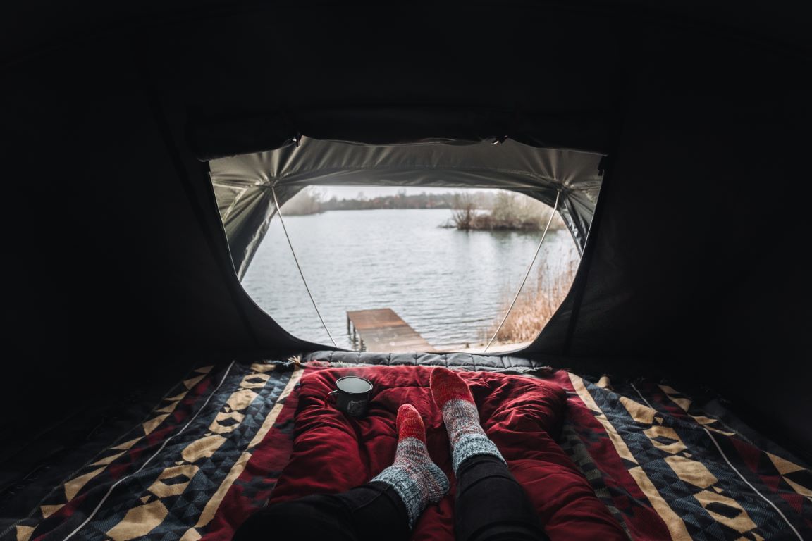 Udsigt fra tagteltet over en sø