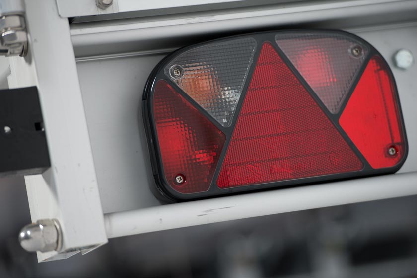 Elektrik. Vores trailere er som standard udstyret med et 13-polet stik.