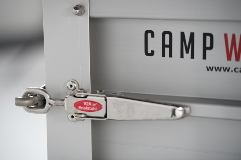 V2A rustfrit stål. Ud over aluminiumsopbygningen anvender vi V2A rustfri ståldele til de fleste komponenter, f.eks. til det avancerede bagklapslåsesystem.