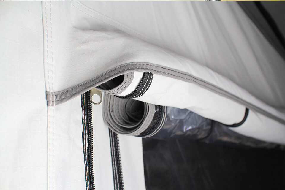 Regnbeskyttelse. For at undgå vandansamling i oprullede vinduer har CAMPWERK monteret en regnbeskyttelse over alle vinduer, som leder vandet væk og beskytter vinduesrullerne.