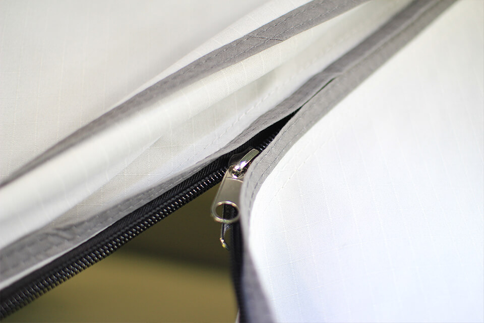 Lynlåse. Da lynlåse udsættes for store belastninger, f.eks. fra fartvind, bruger CAMPWERK udelukkende ekstra holdbare lynlåse. Nyt: den dobbelt overlappende søm.