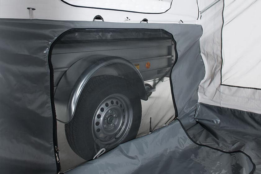 Sideåbning i teltet. Brug denne åbning på varme dage for at få endnu bedre udluftning i teltet. Takket være myggenettet kommer der heller ikke uønskede gæster ind her. Tip: her kan du også opbevare drikkekasser køligt.