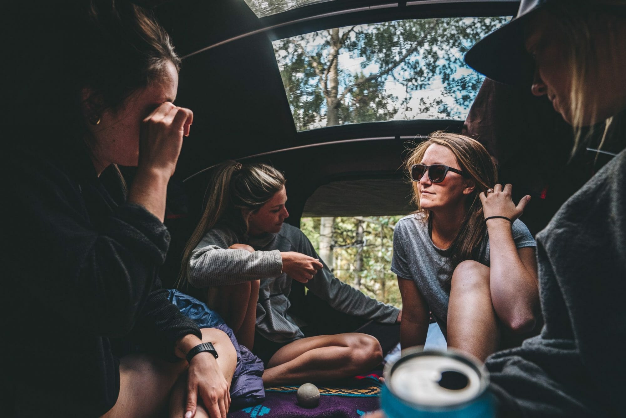 Fire veninder rejser på ferie i tagteltet på T6