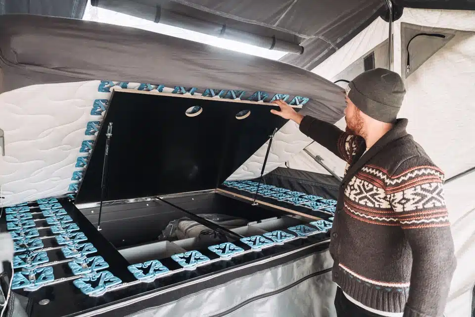 Opbevaringsplads. Har du brug for mere plads? Intet problem – den integrerede luge under madrassen giver nem adgang til trailerens indhold.