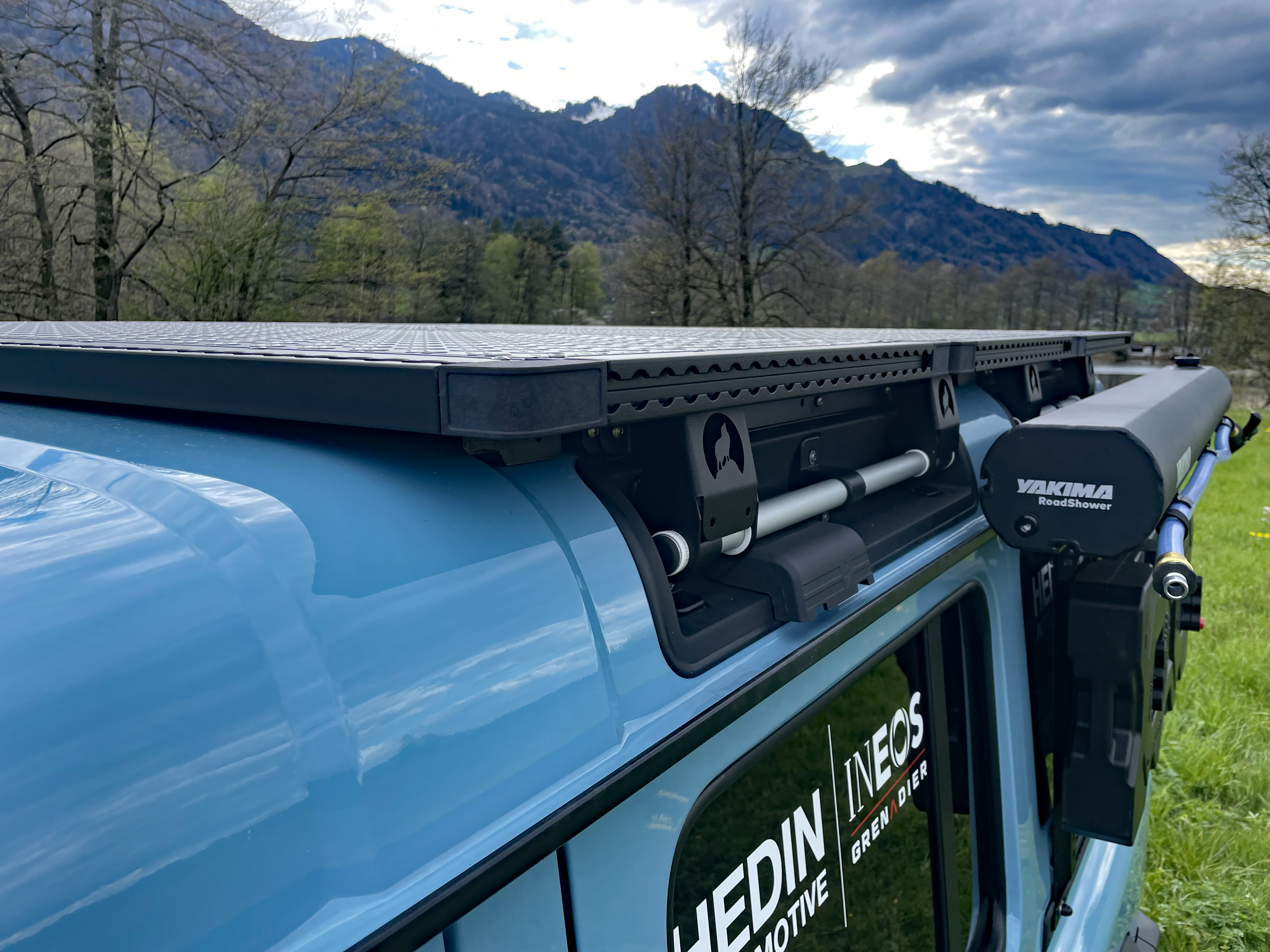 Nærbillede af tagbøjler til tagtelte på terrængående bil