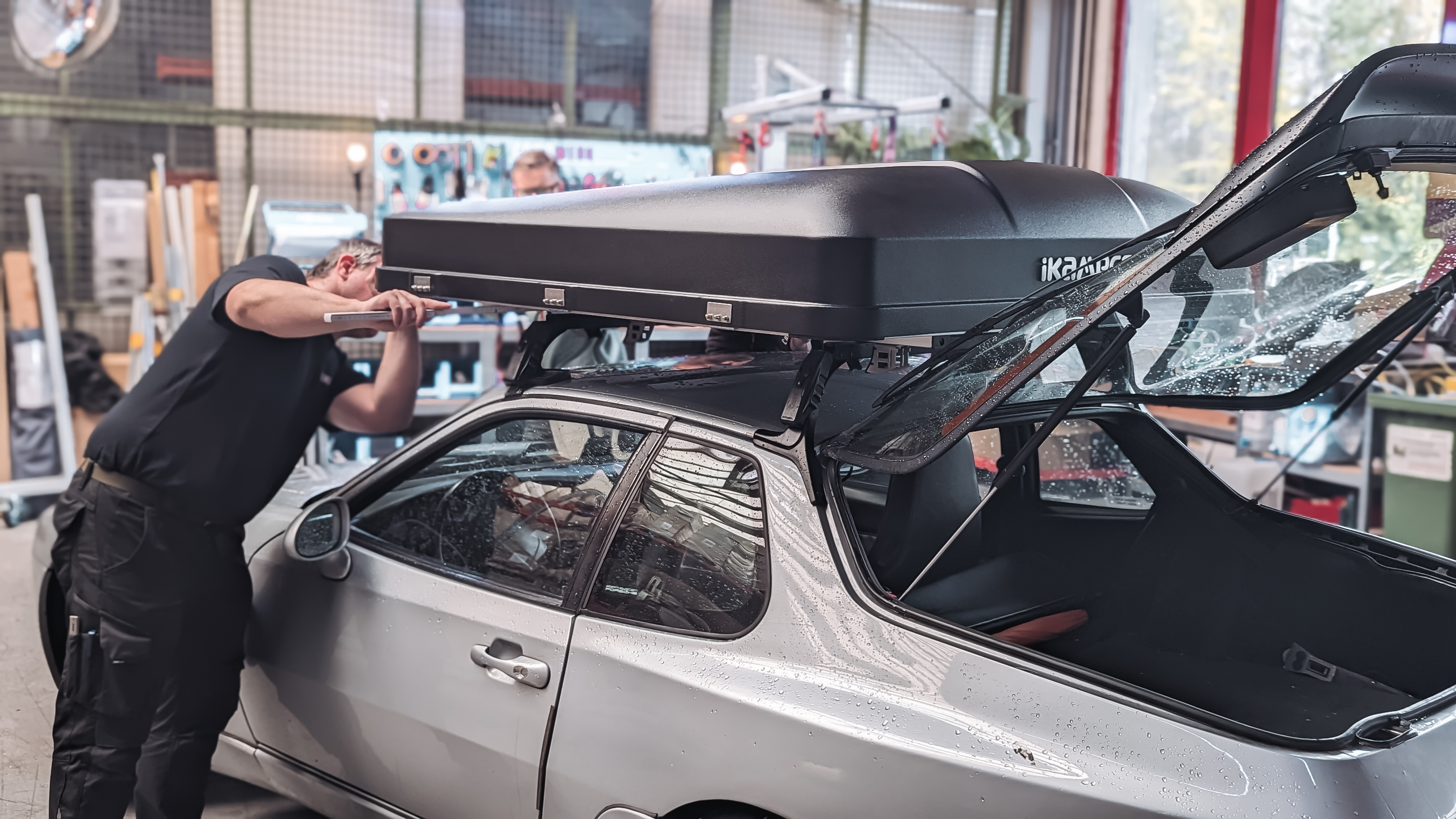 Mand måler et monteret tagtelt op