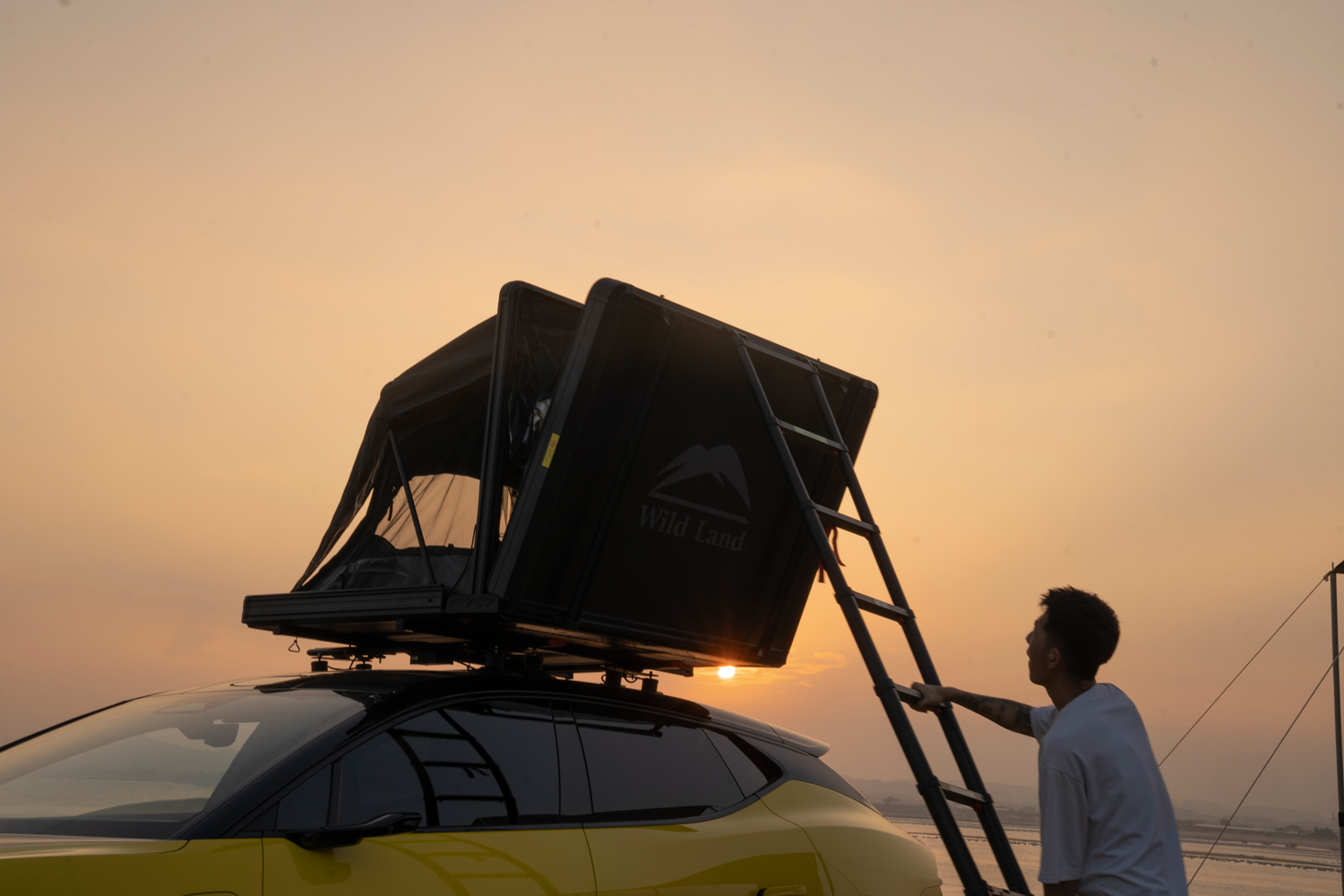 Camper klatrer op i sit tagtelt