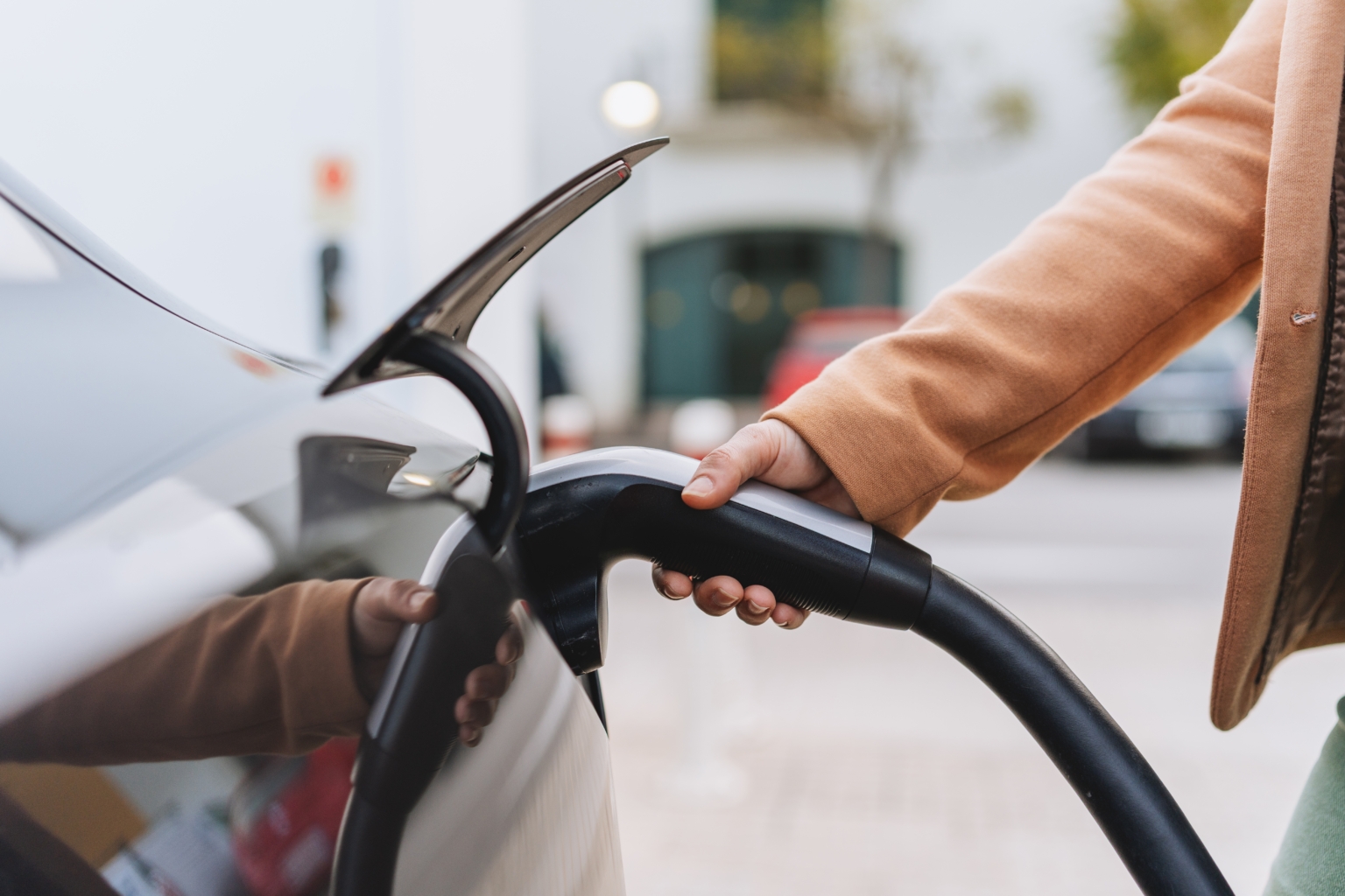 Mand oplader sin Tesla Model 3 til en campingtur