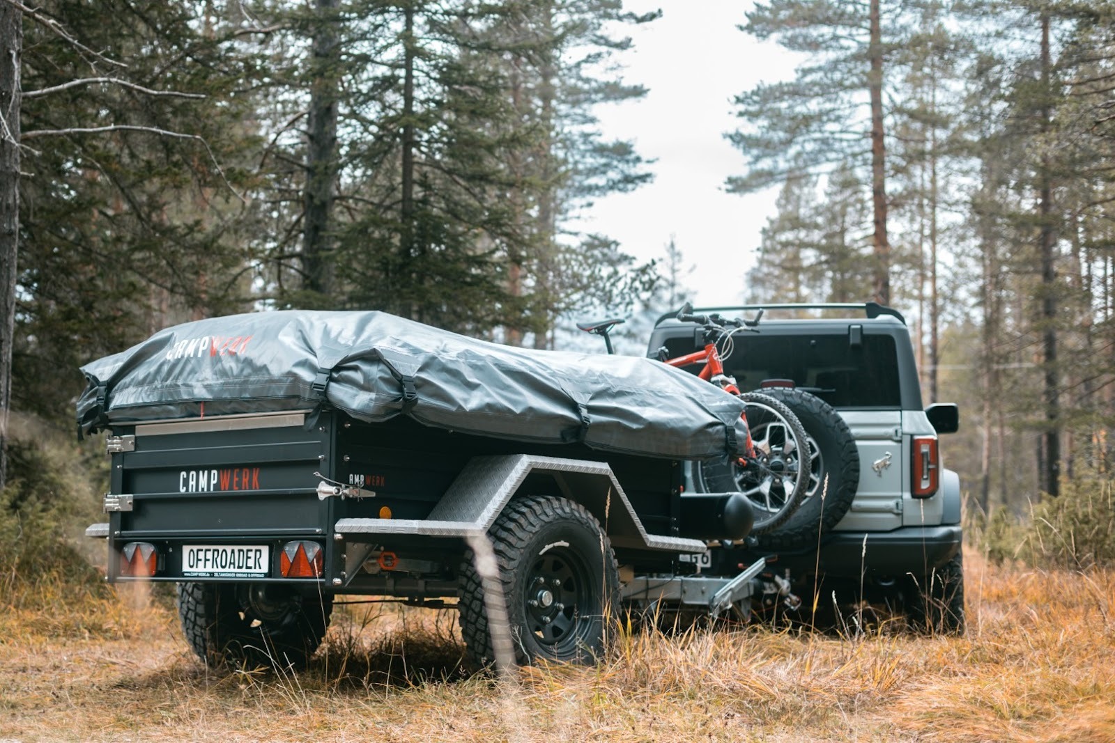 En vogn med en afkoblet teltvogn på en skovvej