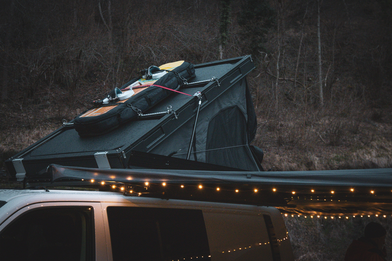 Mercedes Vito med opsat tagtelt og udendørsudstyr