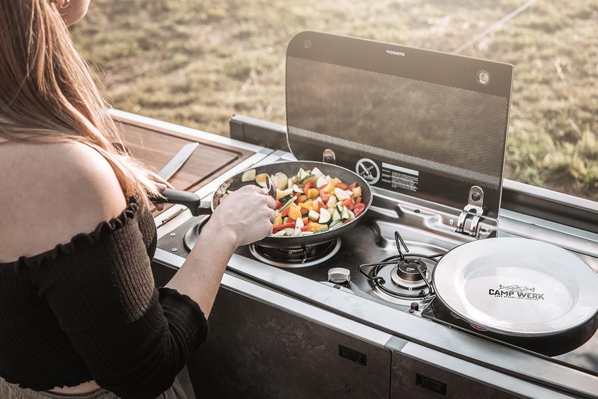 campwerk-kuechenwerk-anhaenger-kueche-01