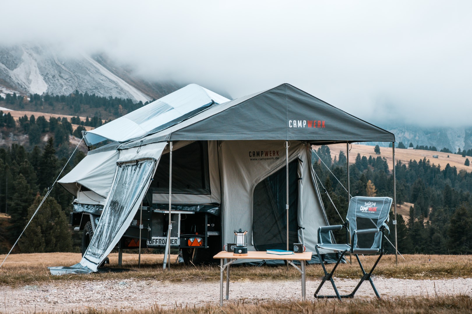 Telttrailer ved camping i naturen