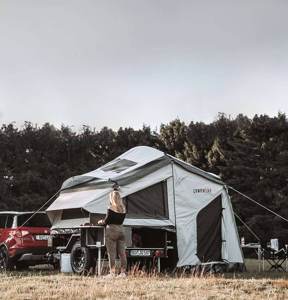 Telttrailer med fortelt ved camping